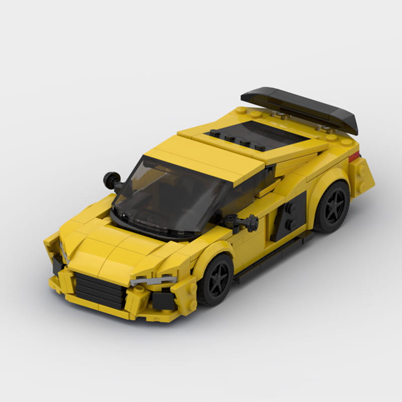 Modelo de bloques de construcción de un automóvil deportivo de lego amarillo con detalles negros y alerón trasero diseñado como un automóvil de carreras educativo.