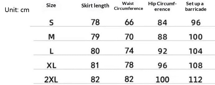 Une table affichant des mesures de taille en centimètres pour la jupe midi en denim délavé à bord brut, y compris la longueur de la jupe, le tour de taille et la circonférence de la hanche, ainsi que la configuration des dimensions de la barrière.