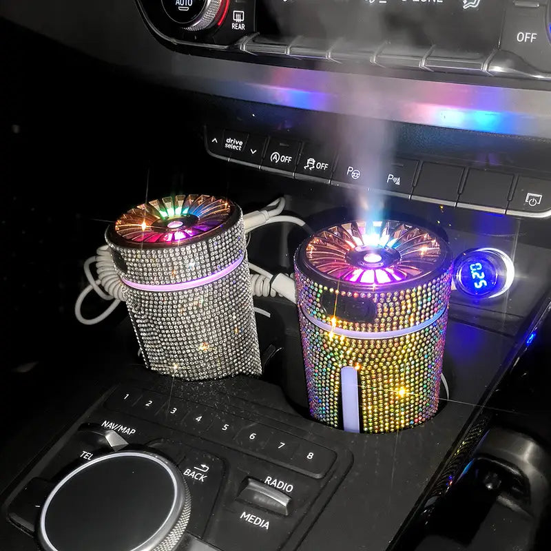 Zwei funkelnde, mit Strasssteinen besetzte Diamant-Auto-Befeuchter-LED-Strass-USB-Luftdiffusoren mit Regenbogen-LED-Lichtern und Vernebelungsdüsen
