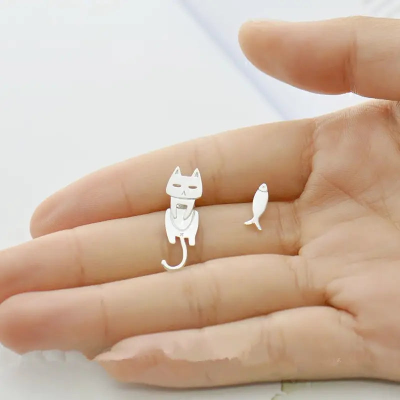 925er Sterlingsilber-Ohrstecker mit asymmetrischer Katze- und Fischform: Minimales Cartoon-Design in Silberfarbe.