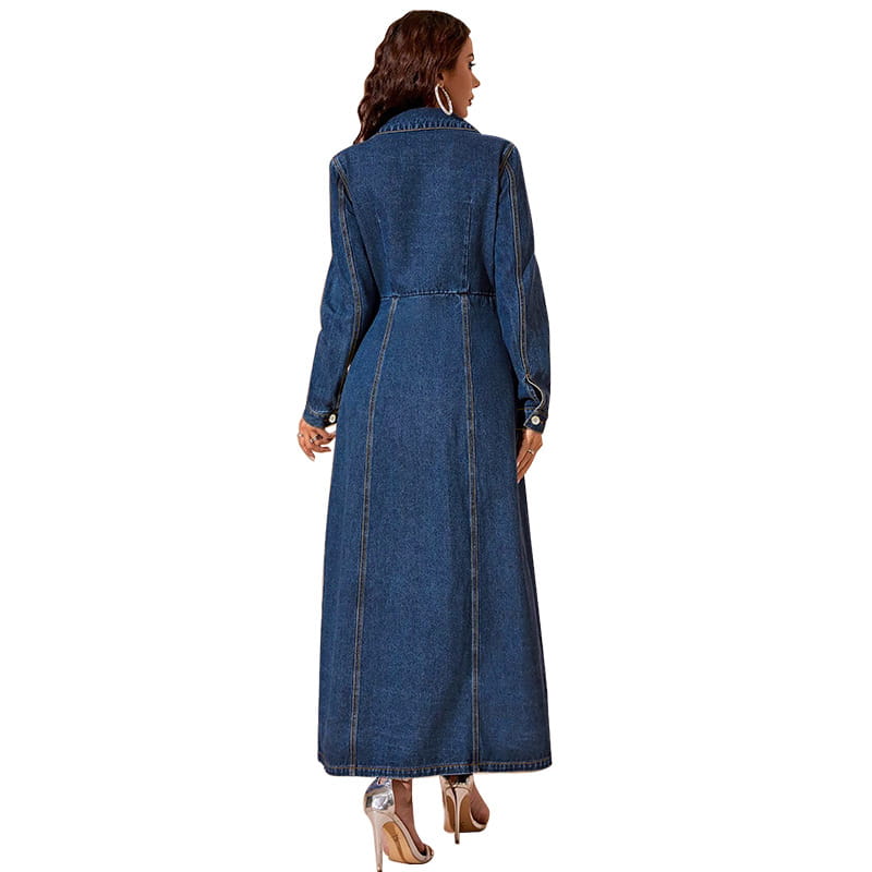 Ein langärmeliges Maxi-Cardigan-Kleid aus Denim mit Knopfleiste vorne in dunkelblau, mit klassischem Kragen und geknöpften Bündchen aus Denim.
