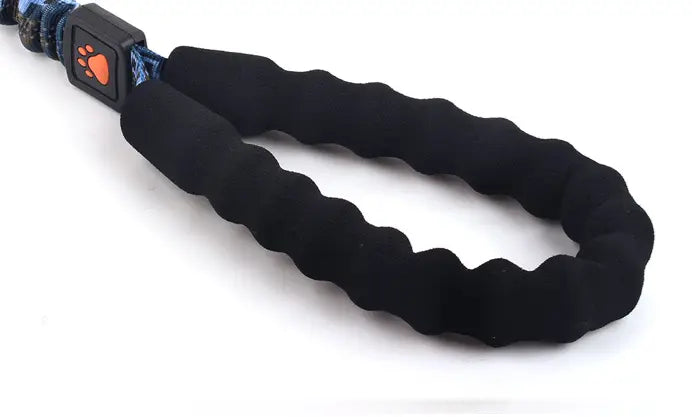黒いテクスチャ加工のシリコンハンドル、青とグレーの編み込みコード、黒いプラスチッククリップ上のオレンジの肉球ロゴを備えた大型犬用リード。