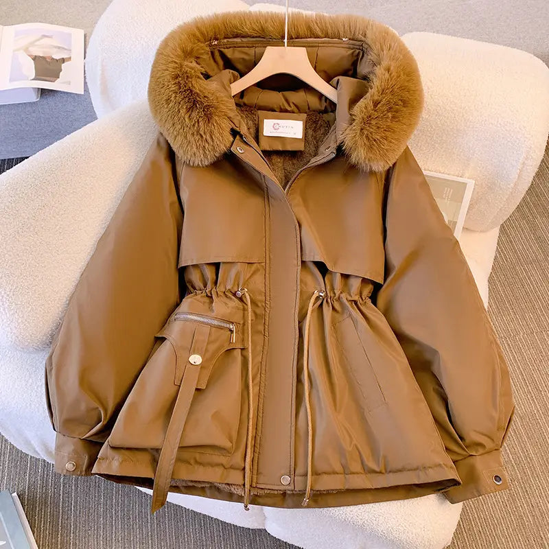 Damen-Winterparka mit mittlerer Länge und schmaler Passform aus Baumwolle mit wattierter Fütterung in Braun mit kuscheligem, hellbraunem Fellbesatz an der Kapuze und Tunnelzug an der Taille für kaltes Wetter.