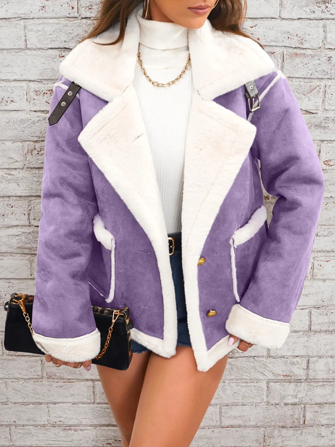 Veste bombardier en peau lainée moelleuse violette, avec doublure et poignets en fourrure blanche, conçue comme vêtement d'hiver décontracté et chaud.