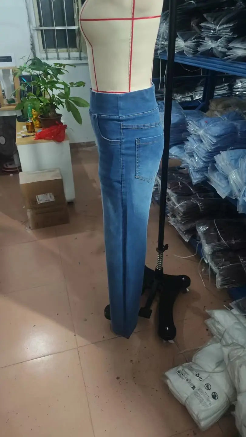blaue Denimjeans mit hoher Taille und geradem Bein, auf einer Schaufensterpuppe präsentiert