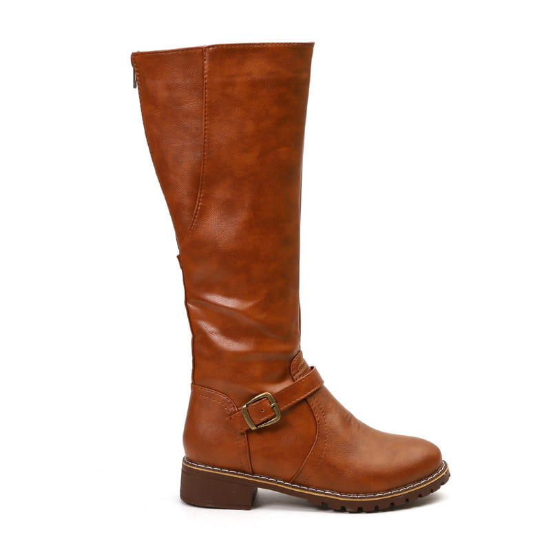 Botte mi-haute en faux cuir beige avec sangle à boucle et talon bloc, conçue comme une botte de chevalier chaude.