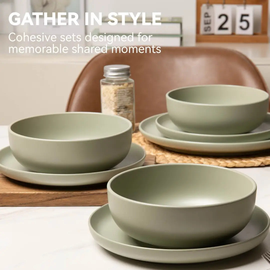ensemble de vaisselle en grès cérame vert sauge, 12 pièces, pour 3, avec des éléments en céramique vert menthe et un design minimaliste moderne.