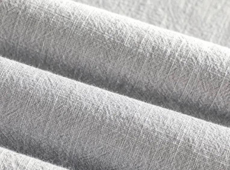 Tissu en lin gris clair pour homme avec un tissage légèrement texturé pour une chemise en lin décontractée et respirante pour l’été.