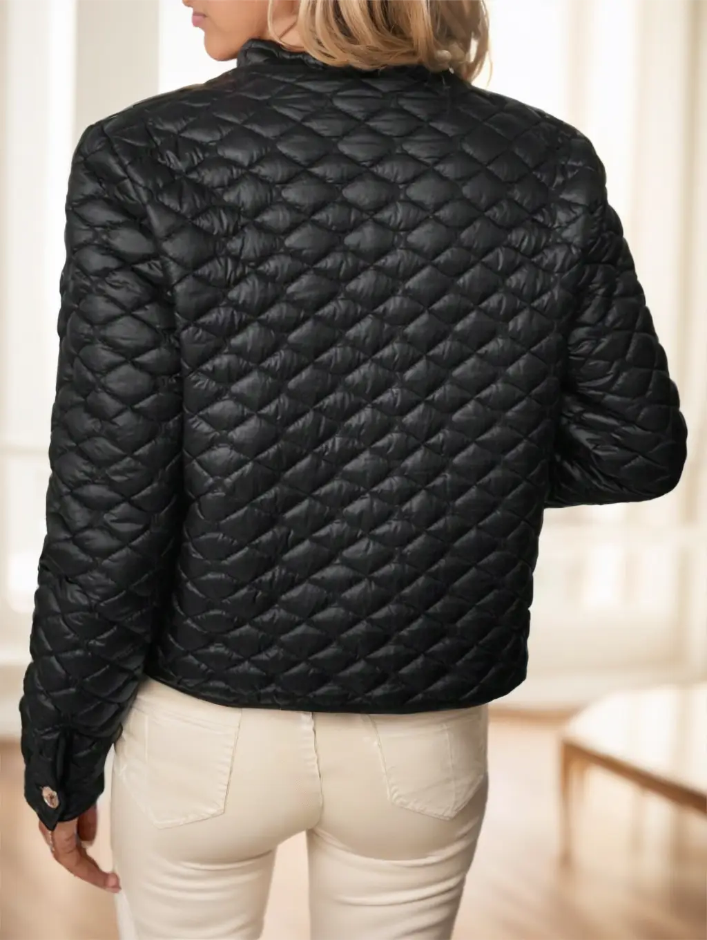 Abrigo de invierno negro acolchado con rombos para mujer en talla grande, con cuello alto y puños abotonados, confeccionado con tejido acolchado tipo puffer.