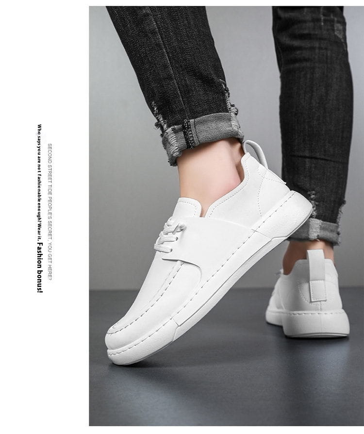 Chaussures en cuir rétro britanniques élégance décontractée pour homme, design enfiler en blanc, cuir minimaliste et détails de couture visibles.