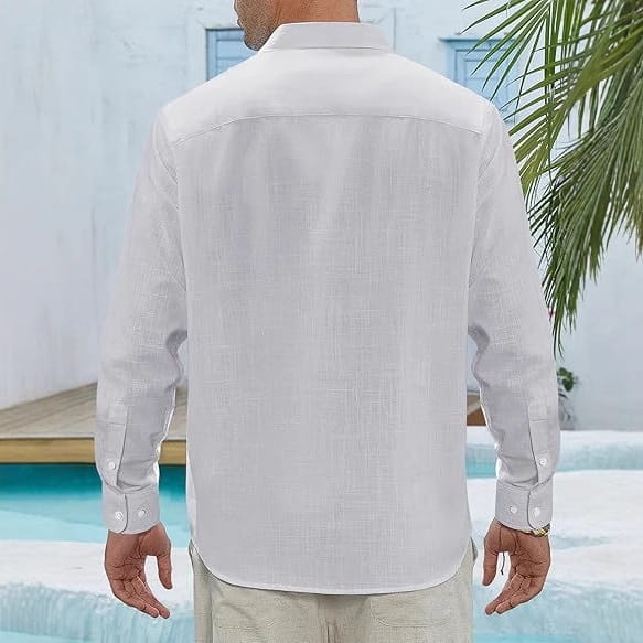 Chemise en lin blanche à manches longues avec poches, présentant un tissage légèrement texturé et un col classique.
