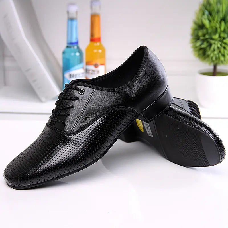 Chaussure de danse noire à lacets pour homme en cuir microfibre, avec détails perforés et lacets.