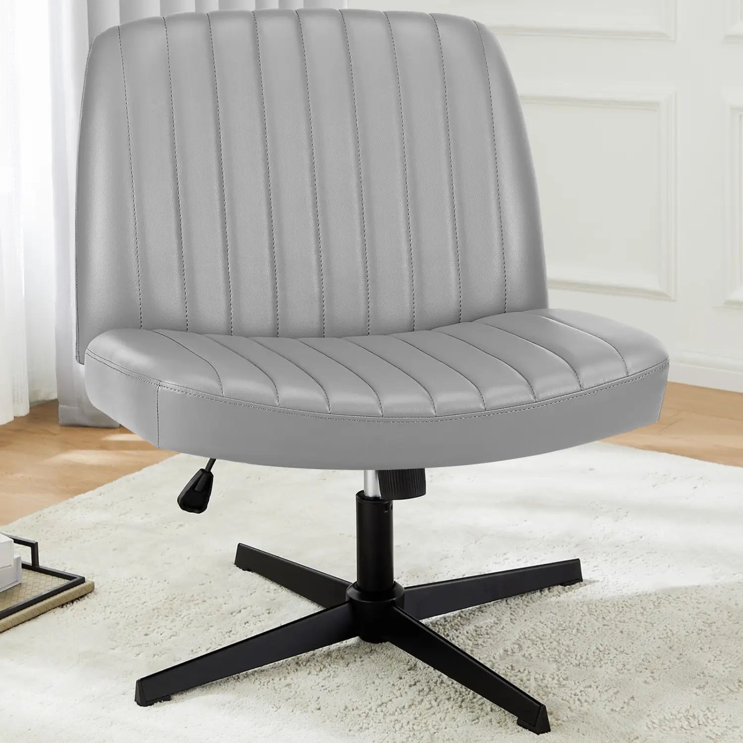 Chaise de bureau en cuir gris anthracite capitonnée, à assise croisée, avec base noire à cinq étoiles et design pivotant large sans accoudoirs pour une utilisation sur bureau.