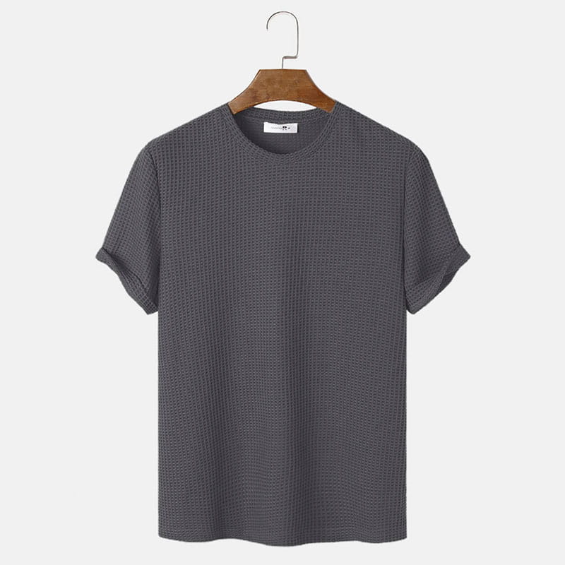 Dunkelgraues Herren-T-Shirt in Slim-Fit aus Waffelstrick-Baumwolle als Henley mit klassischem Rundhalsausschnitt und kurzen Ärmeln, auf einem Holzkleiderbügel hängend.