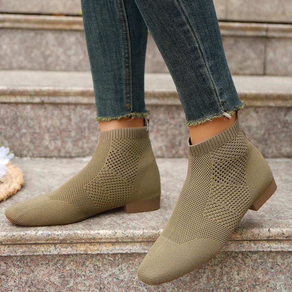 Plus-Size-Spitz zulaufende Olivgrüne Strick-Schnürstiefeletten mit atmungsaktivem Mesh-Design und niedrigen Blockabsätzen.
