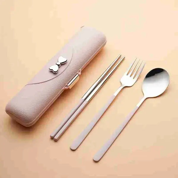 Étui en cuir rose à fermoir à nœud argenté contenant des baguettes, une fourchette et une cuillère en acier inoxydable, dans un ensemble de couverts de voyage en acier inoxydable avec étui à nœud rose.