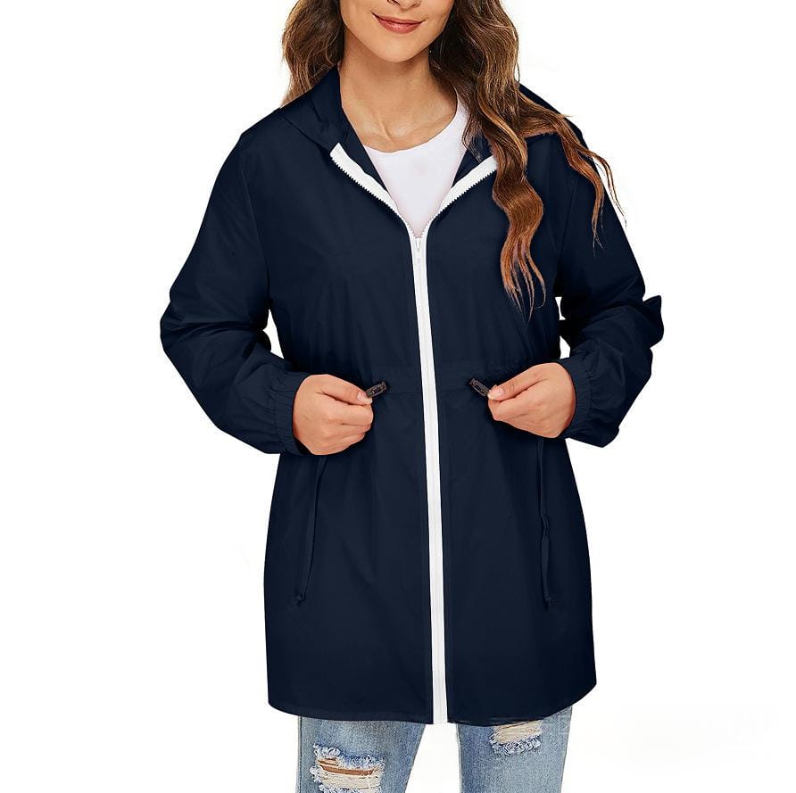 Marineblauer, gefütterter Regenmantel mit Kapuze für Damen mit weißem Reißverschluss und Verzierung, entworfen als wasserdichte Windjacke mit Kapuze.