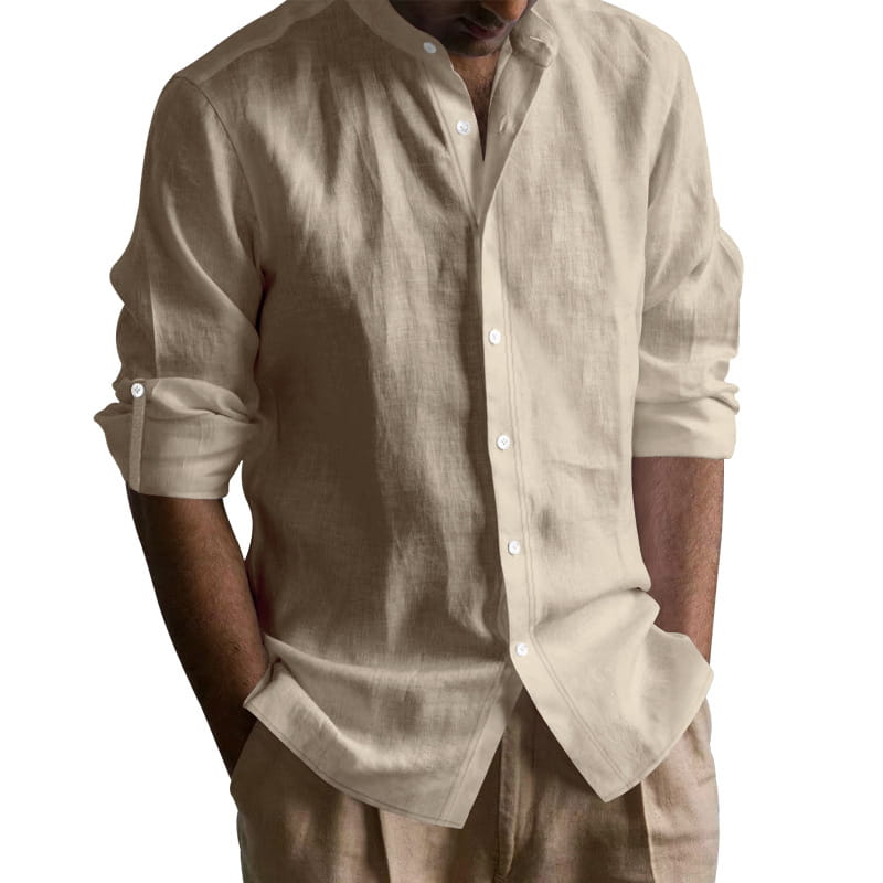 Camisa entallada para hombre color beige, en mezcla de lino, con cuello alzapié y manga larga, mangas arremangadas y textura sutil.