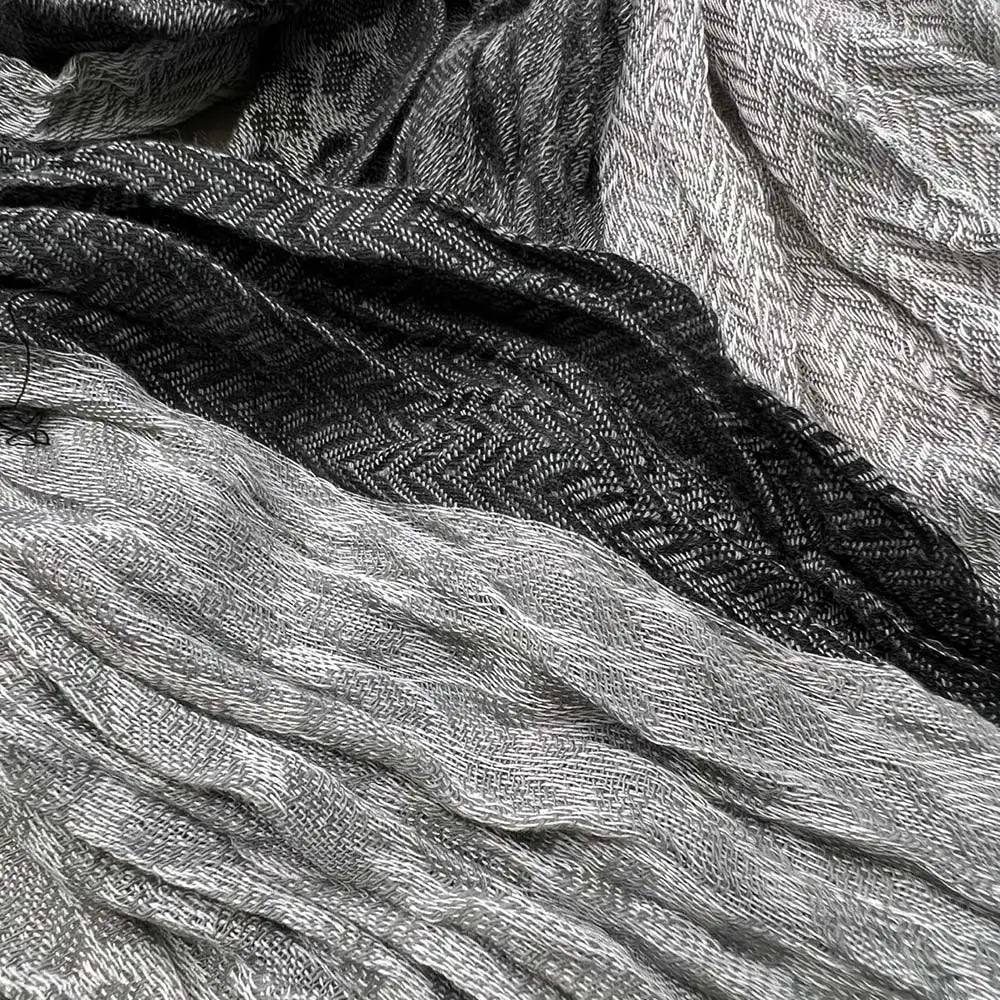 Écharpe longue d’hiver en polyester jacquard gris clair, à la texture douce, pour femmes, avec un tissage chevron noir et gris.