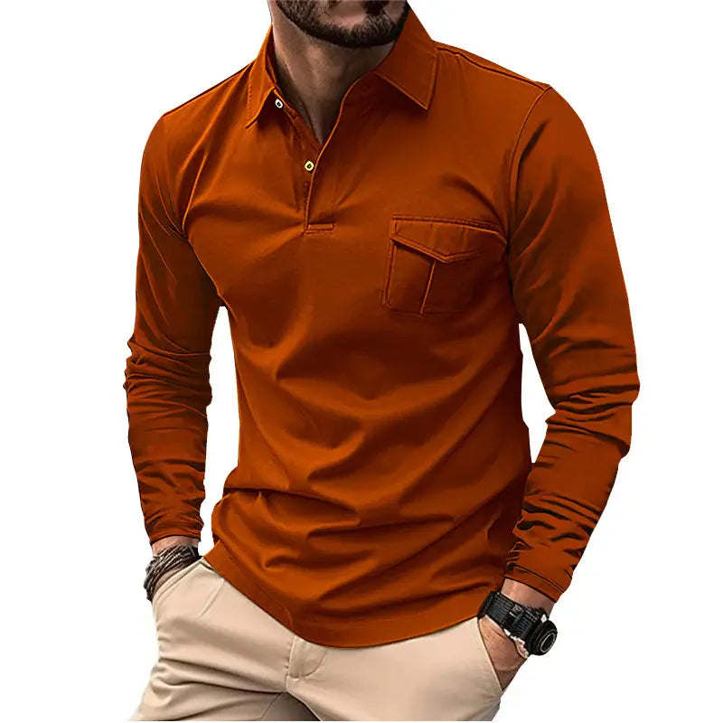 Herren-Polohemd mit langen Ärmeln in einfarbigem verbranntem Orange mit klassischem Kragen und einer einzelnen Brusttasche mit Klappe, geeignet für Casual-Sportbekleidung.
