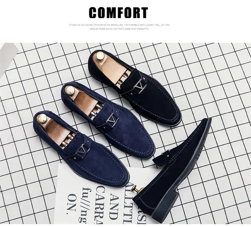 Mocassins en daim bleu marine ornés d’un monogramme LV ton sur ton argenté et de coutures contrastantes, munis de semelles en caoutchouc antidérapantes.