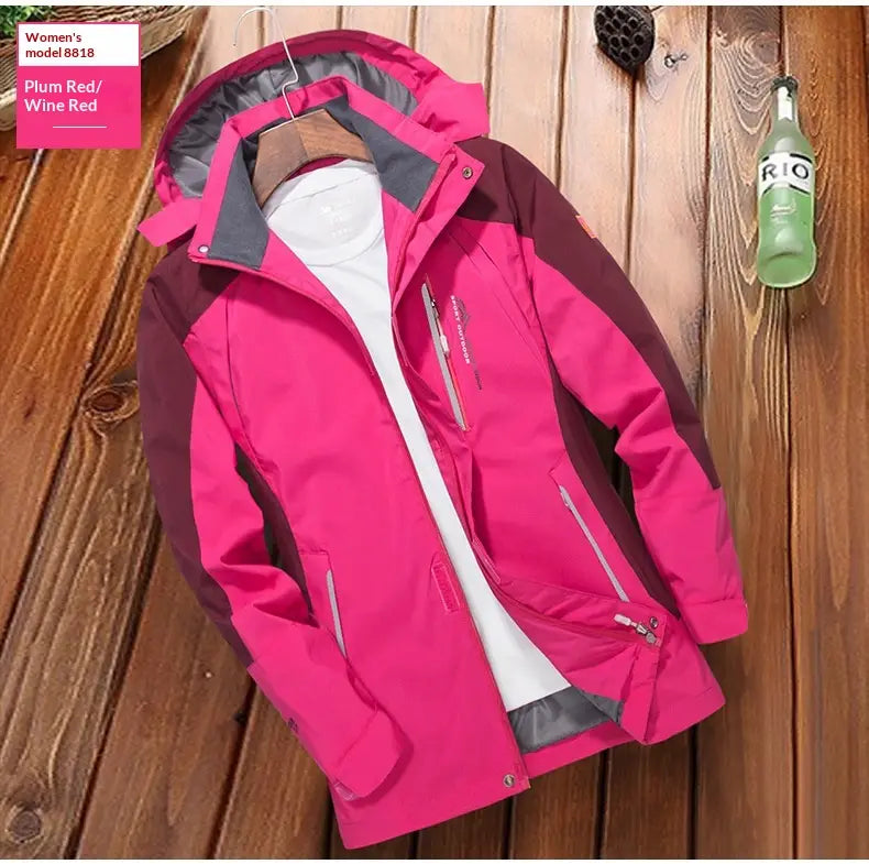 veste coupe-vent de randonnée imperméable pour hommes en rouge prune et bordeaux, avec des touches grises, présentant une conception à capuche et plusieurs poches zippées pour un usage en extérieur