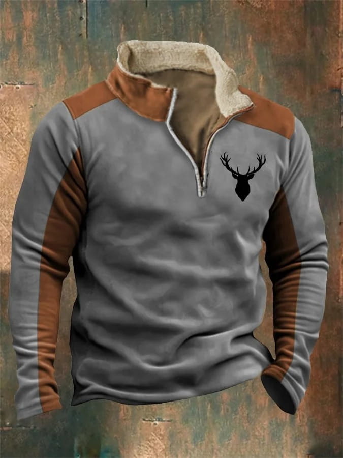 Suéter para hombre de media cremallera con cuello de borrego en lana polar gris y marrón, con un emblema de cabeza de ciervo negro en el pecho.