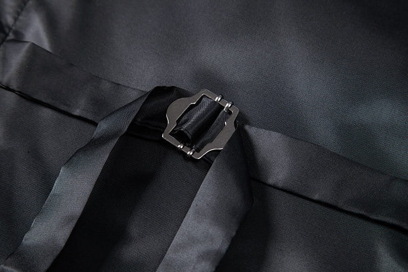Correa de tela negra con hebilla de metal con tono plateado en la parte posterior de un chaleco de traje tipo sastre doble abotonado de espiga para hombre