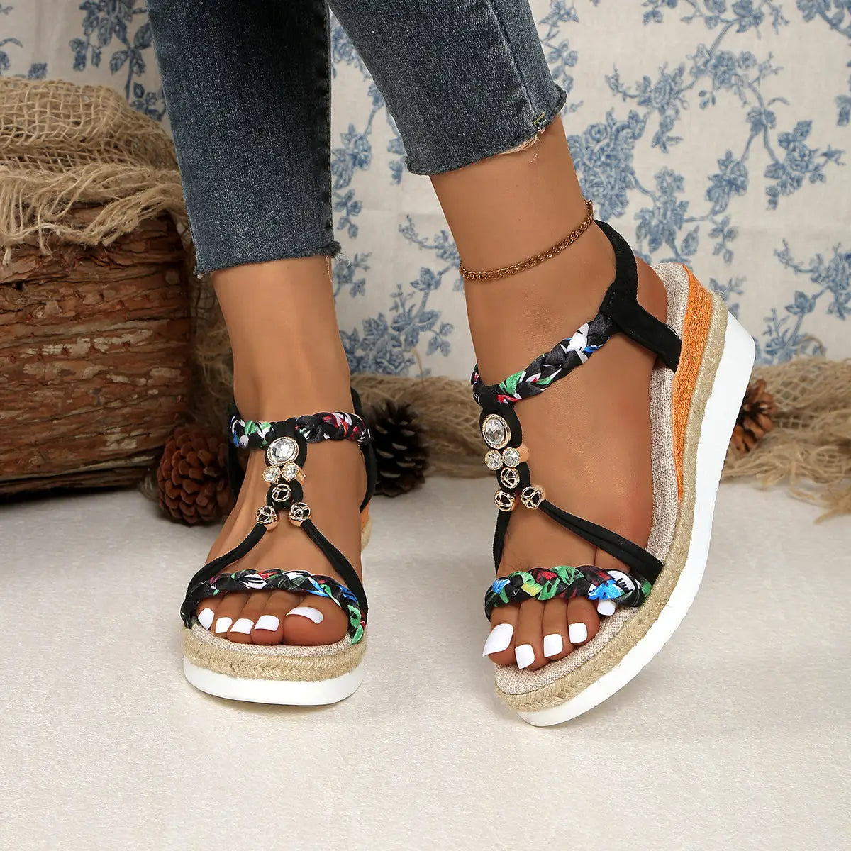 Sandalias tipo cuña para mujer con bailarinas espadrille negras de tiras, con acentos trenzados de colores y adornos de cristal.