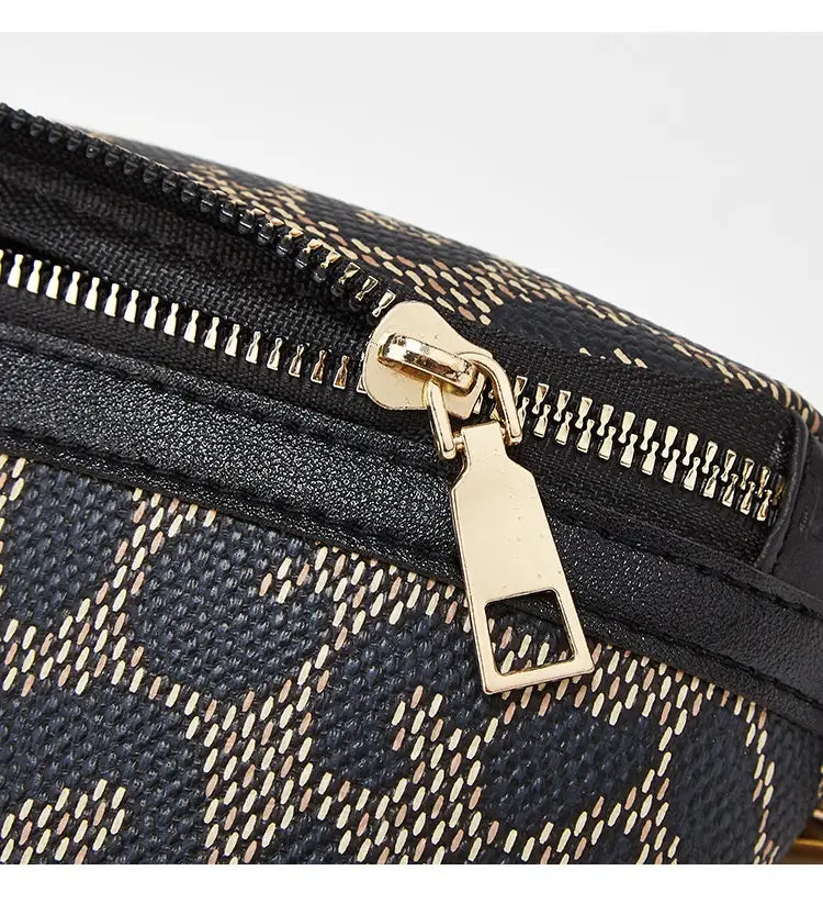 Gürteltasche mit Leopardenmuster und Kettenriemen für Damen mit schwarzem und beigem gemustertem Stoff und einem Reißverschlussgriff in Goldton.
