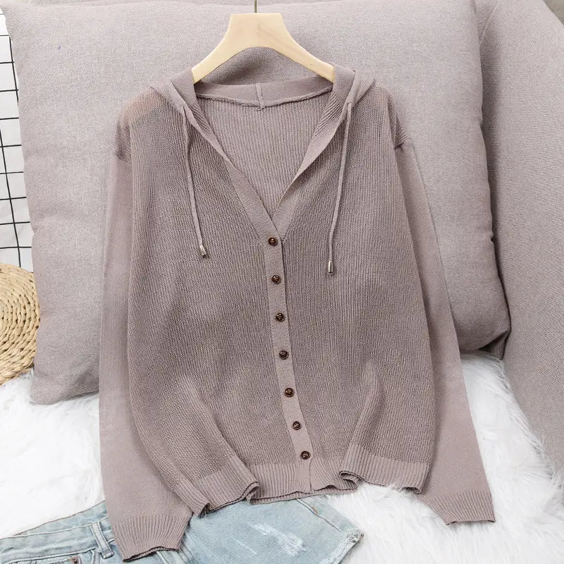 Ein weiches Taupe gestricktes Hoodie-Cardigan mit V-Ausschnitt, Knopfverschluss und Kordelzugkapuze im Stil eines Soft-Pink-Button-up-Looks.
