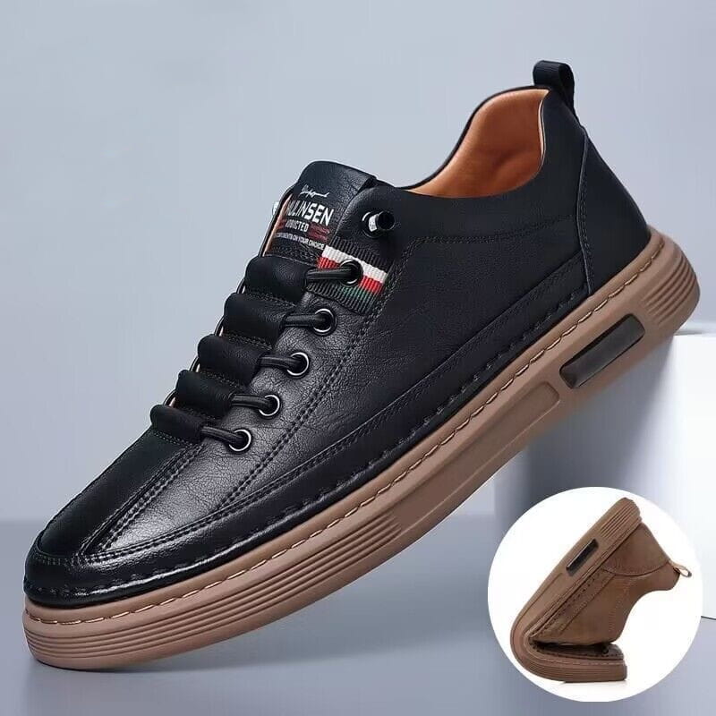 Schwarzer Ledersportschuh mit beiger Gummisohle und kleinem, gestreiftem Patch an der Zunge, entworfen als gepolsterter Freizeitschuh.