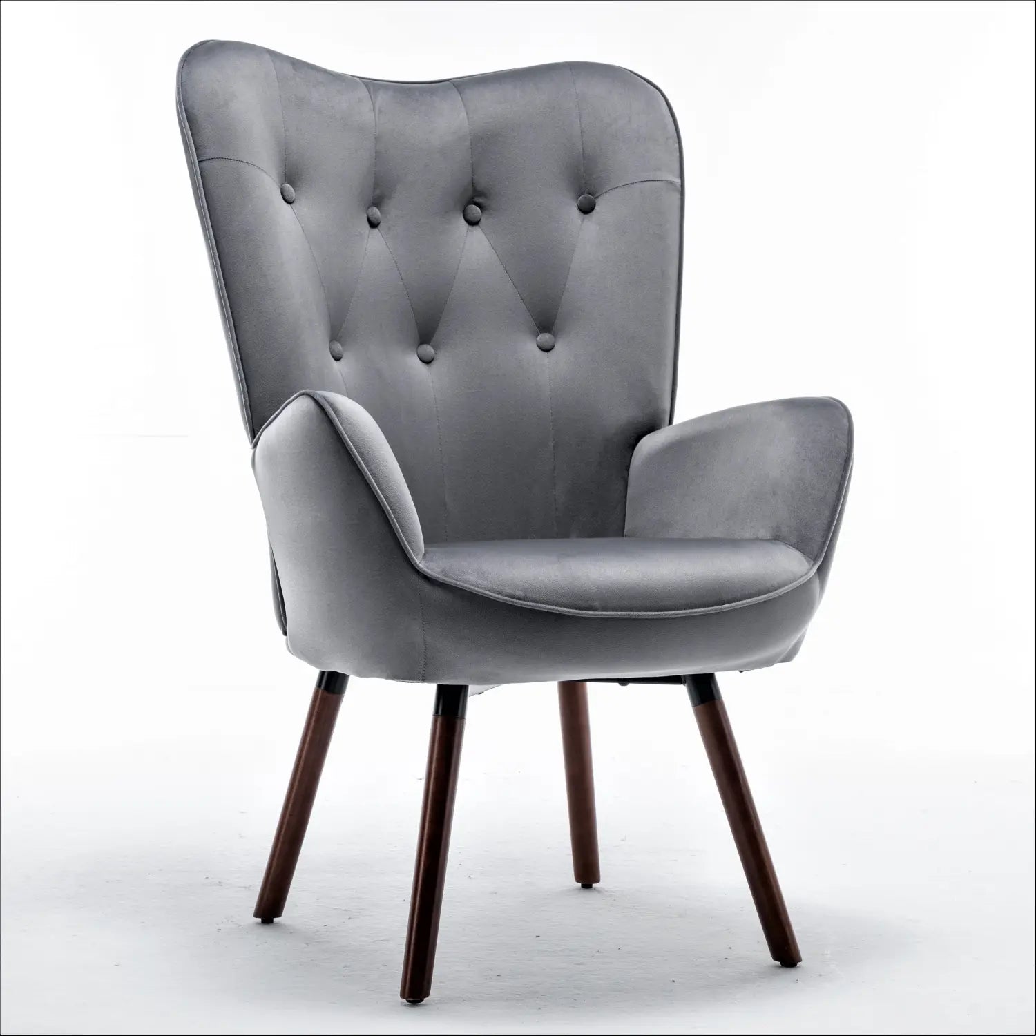 Mid-Century-Wingback-Akzentstuhl aus grauem Samt mit gepolstertem Rücken und dunklen Holzbeinen.