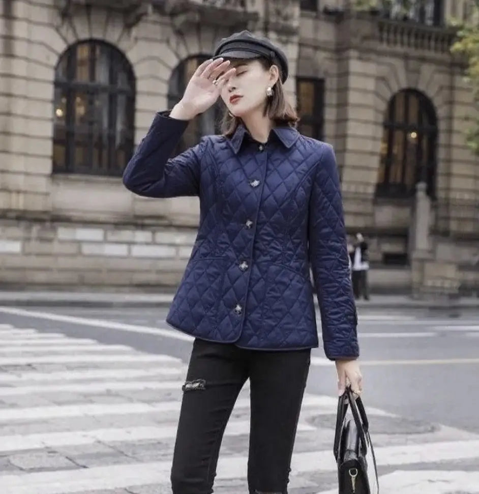 Dunkelblaue wattierte Baumwolljacke im Slim-Fit mit klassischem Kragen und Knopfverschluss.