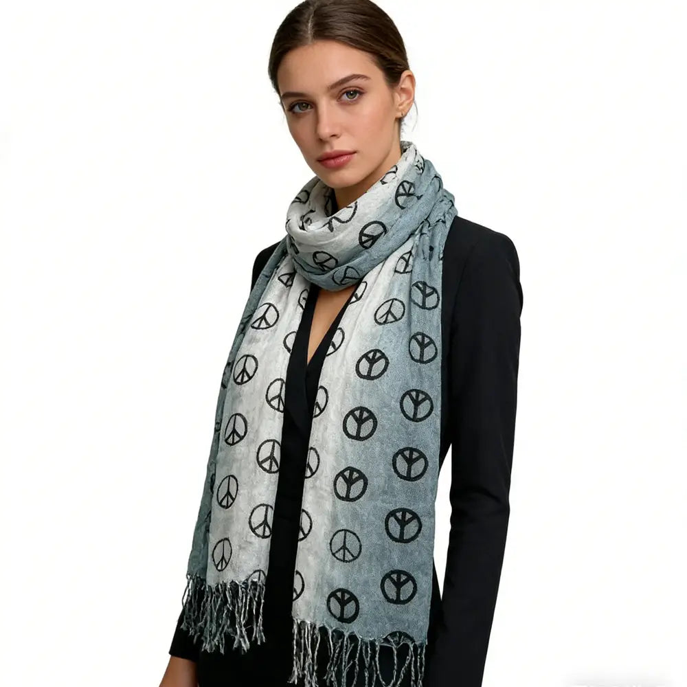 Ein sanft verlaufender blauer Viskose-Schal mit schwarzen Peace-Symbol-Aufdrucken und Fransen, betitelt „grauer Peace-Symbol-Viskose-Schal“.