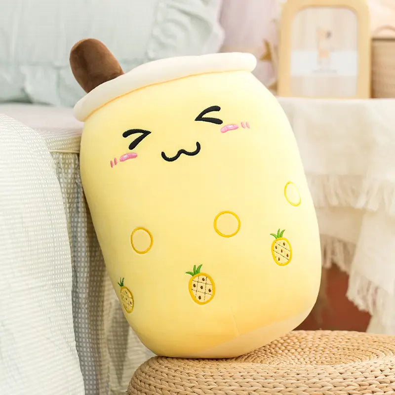 adorable coussin moelleux jaune en forme de tasse de bubble tea à l’ananas, avec des détails brodés et une paille brune, conçu comme un accessoire en forme de lait de thé aux fruits kawaii