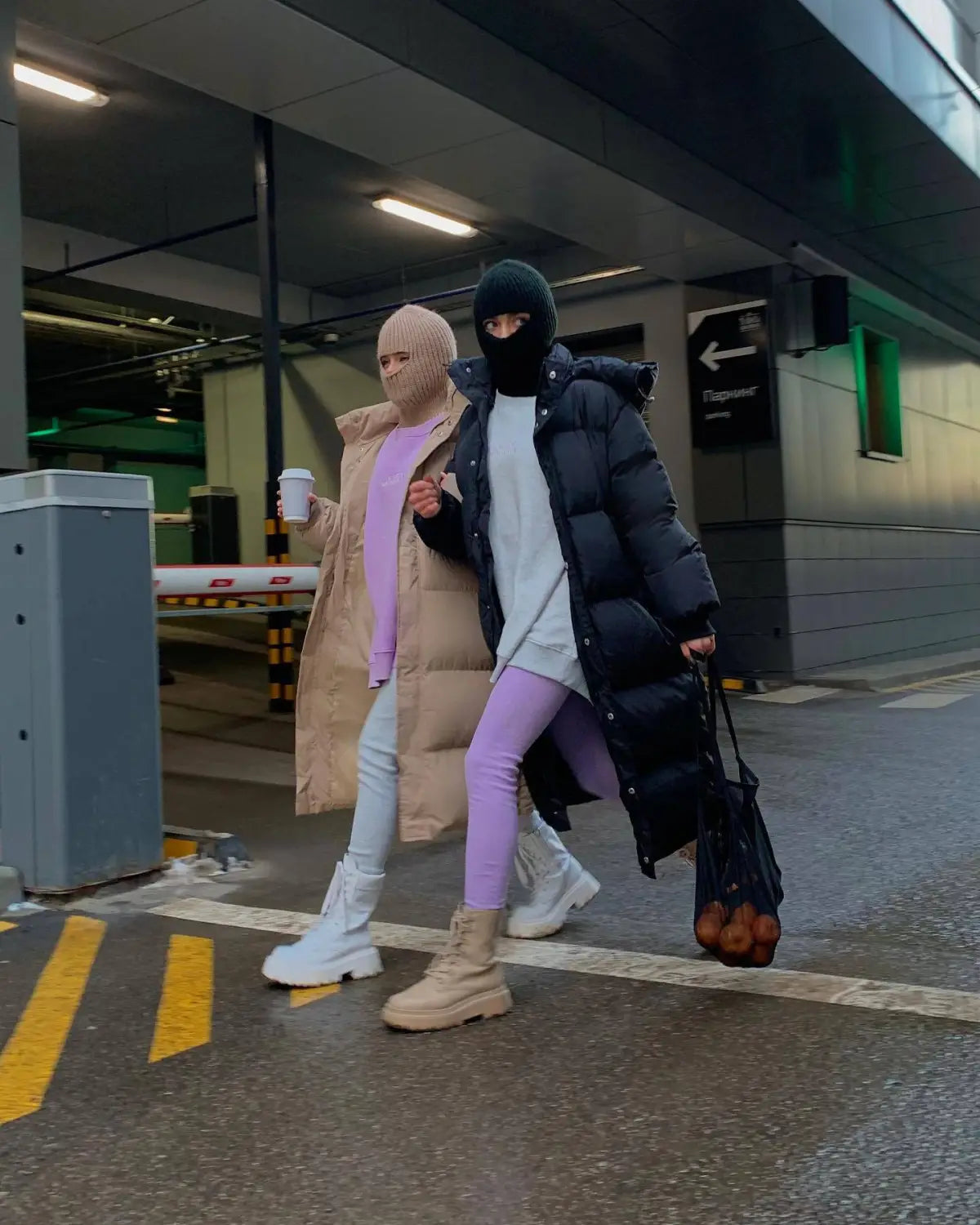 Une doudoune noire avec capuche et design matelassé pour femme, idéale pour les conditions hivernales.