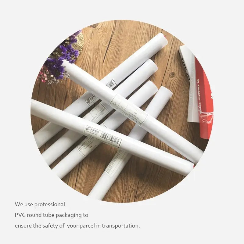 Weiße PVC-Rundrohre mit Etiketten, die darum gewickelt sind, gemeinsam mit einem abstrakten Wandkunst-Mural im erdigen Farbton auf Leinwand ausgestellt