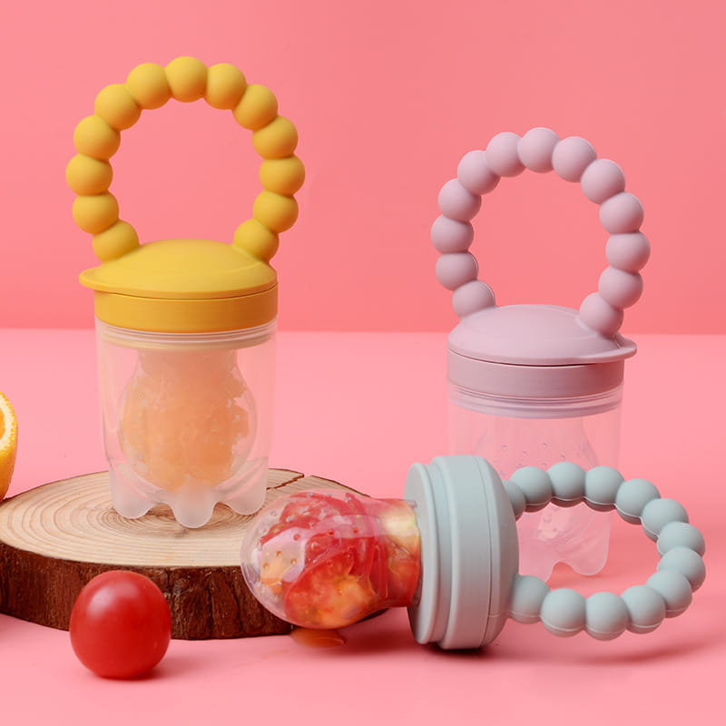 Gelbes und rosa Silikon-Baby-Obstfüttergerät sowie Teether- und Schnuller-Set mit Perlengriff für sicheres Füttern und Kauen.