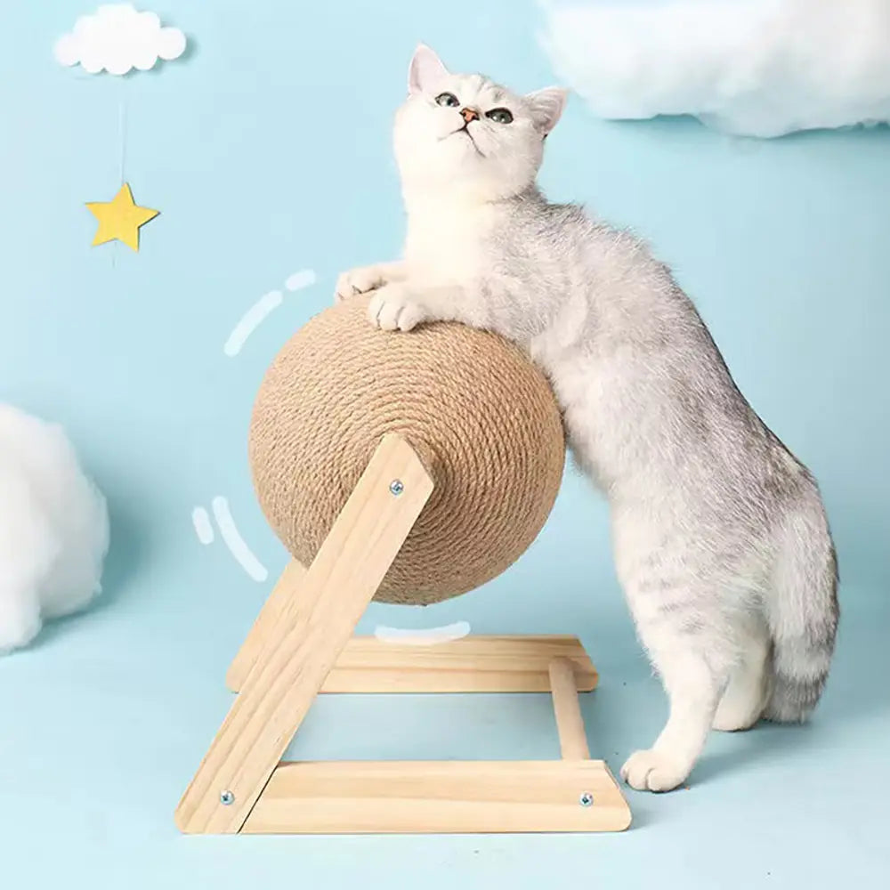 Una pelota de rascado para gato de sisal color beige, envuelta con cuerda, montada en un soporte en forma de caballete triangular de madera clara para uso de mascotas.
