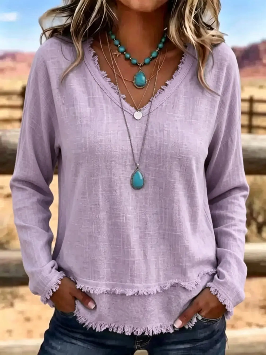 T-shirt décontracté pour femmes à manches longues et encolure en V couleur lavande, avec ourlet et poignets effilochés, pour un look à la fois élégant et confortable.