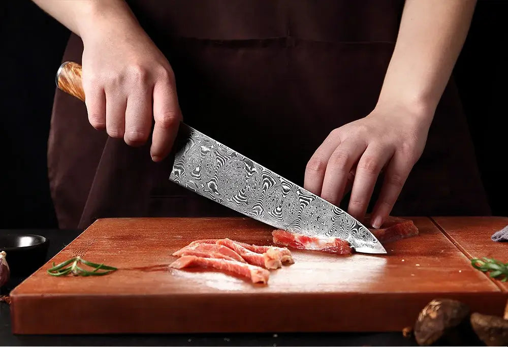 Cuchillo de chef elegante de acero damasco de Damasco con una hoja distintiva y un mango de madera con resina azul cálida y texturizada.