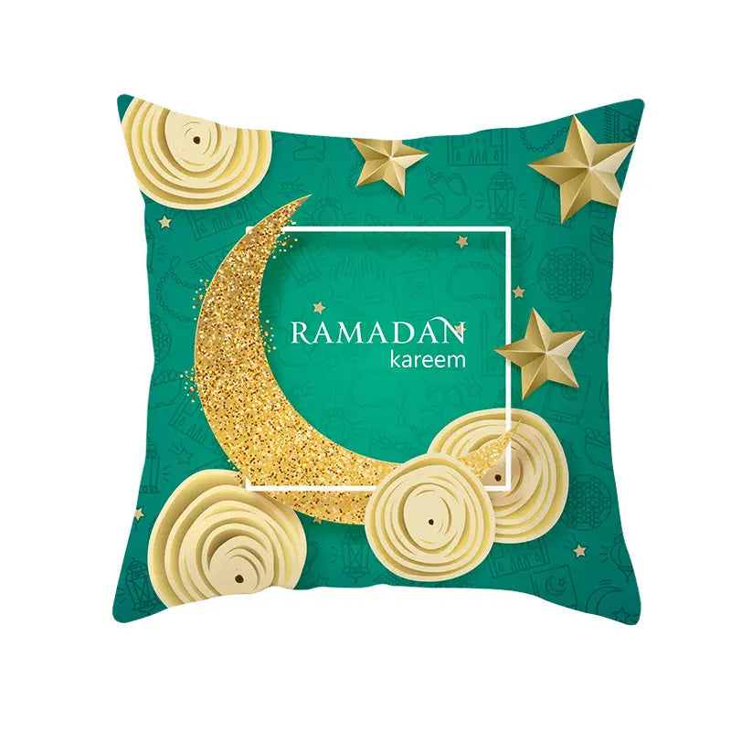 Funda de cojín de Ramadán Kareem azul y oro para linterna Eid, con un cojín turquesa que incluye una luna creciente dorada brillante, estrellas tipo papel recortado color crema y texto blanco de Ramadán Kareem.