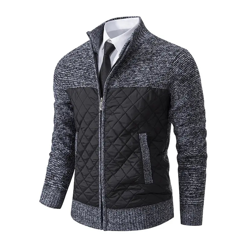 Cardigan pour homme en maille matelassée à col montant, noir et gris, avec col haut et fermeture à glissière à l’avant, en tissu texturé.