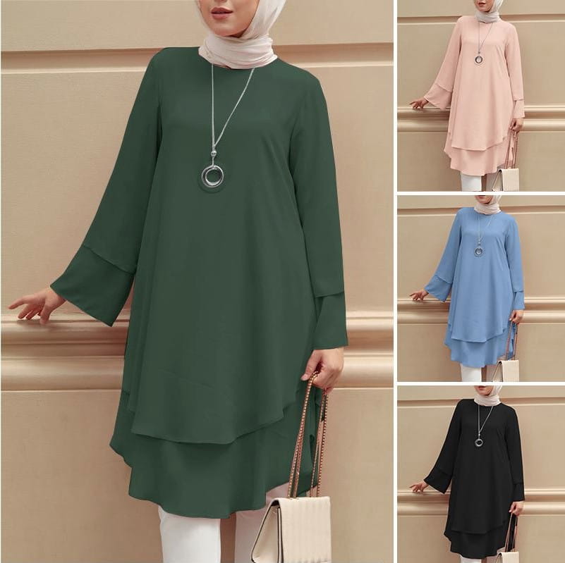 Dunkelgrünes, gestuftes Tuniken-Kleid mit Rüschenvolant am Saum und langem Schnitt, mit langen Ärmeln und rundem Ausschnitt, geeignet als einfarbiges Partykleid.