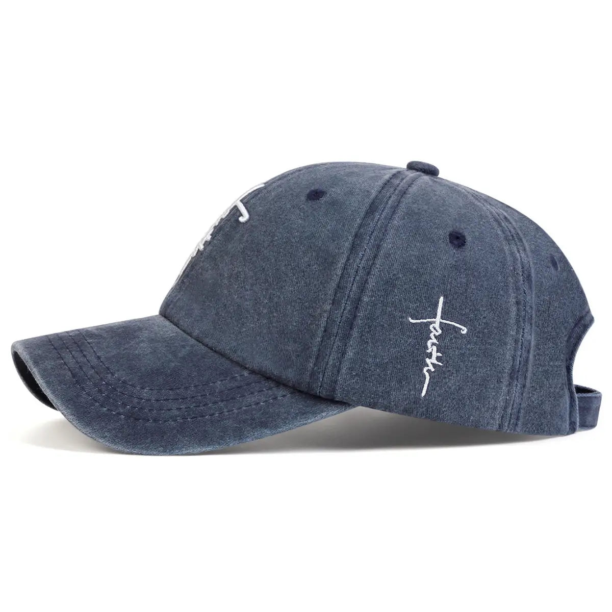 ダークブルーのデニムに「Faith Cross」を刺繍し、側面に白色のスクリプト刺繍をあしらった、ダメージ加工コットンベースボールキャップ。