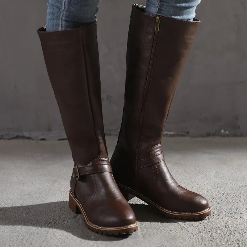 Bottes marron en cuir à hauteur de genou, talon bloc bas et sangle à boucle au niveau de la cheville, issues de la collection de bottes de chevalier chaudes en cuir à sangle à boucle à hauteur de genou.