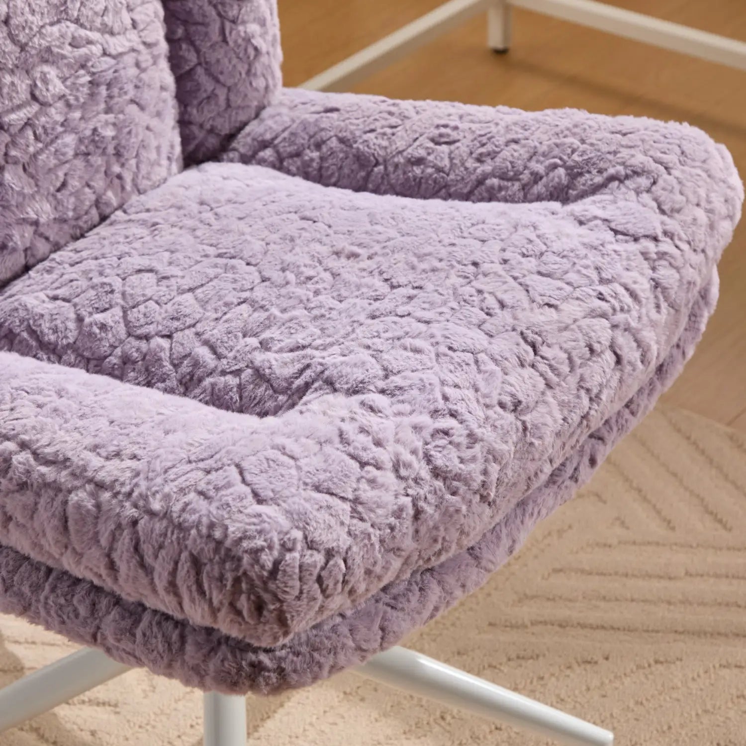 Un fauteuil de bureau en fausse fourrure violette avec une assise de 26,4 pouces de largeur, présentant un tissu duveteux texturé lavande moelleux et des pieds en métal blanc.