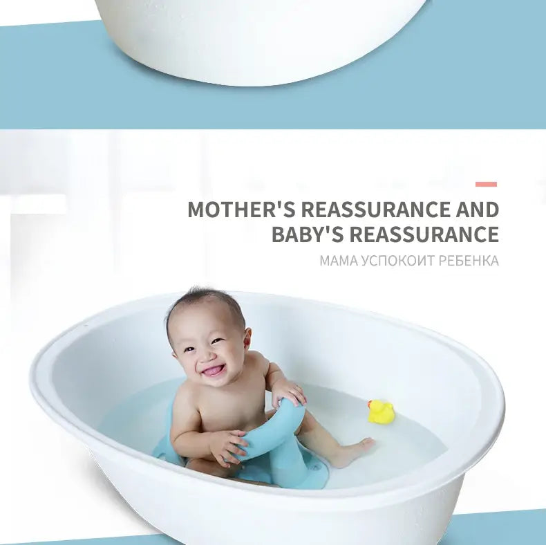Baignoire pour bébé en plastique blanc avec un siège de sécurité rembourré antidérapant bleu clair, doté de ventouses et d’un canard en caoutchouc jaune à proximité.