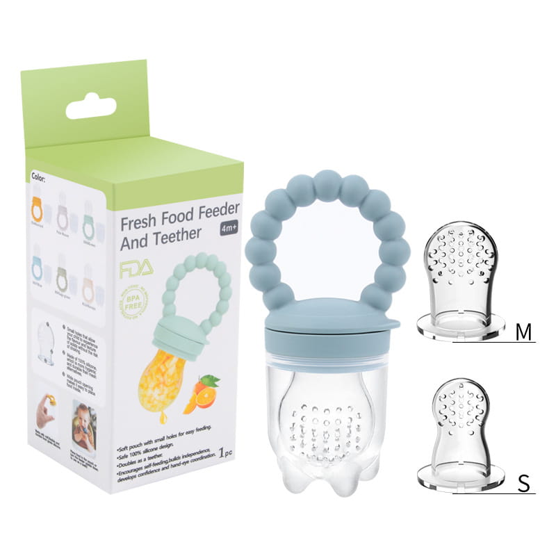 Hellblaues Silikon-Baby-Obstfüttergerät und Teether-Schnuller-Set mit transparentem Kunststoffbeutel und Perlengriff für einfachen Halt.